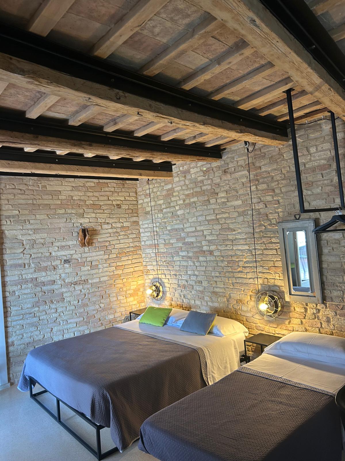 Camera con travi a vista e letto aggiuntivo