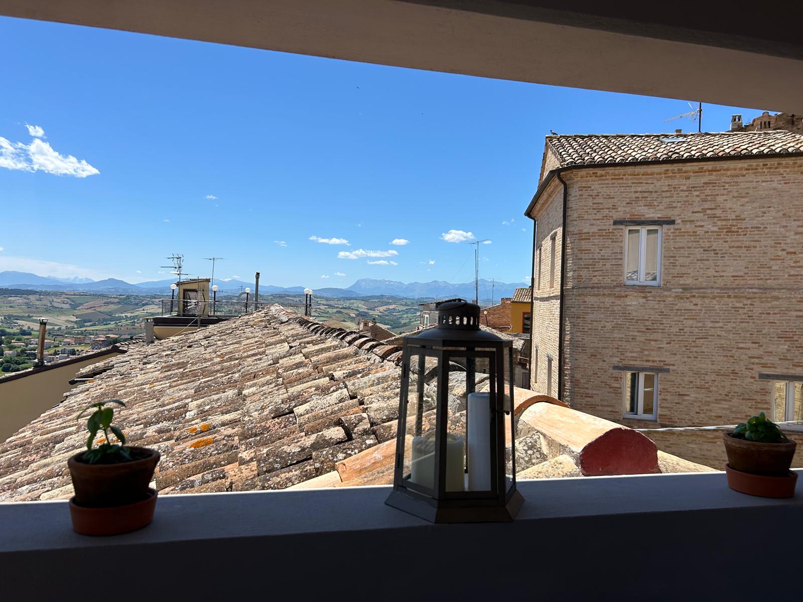 Vista sui tetti e sulle colline