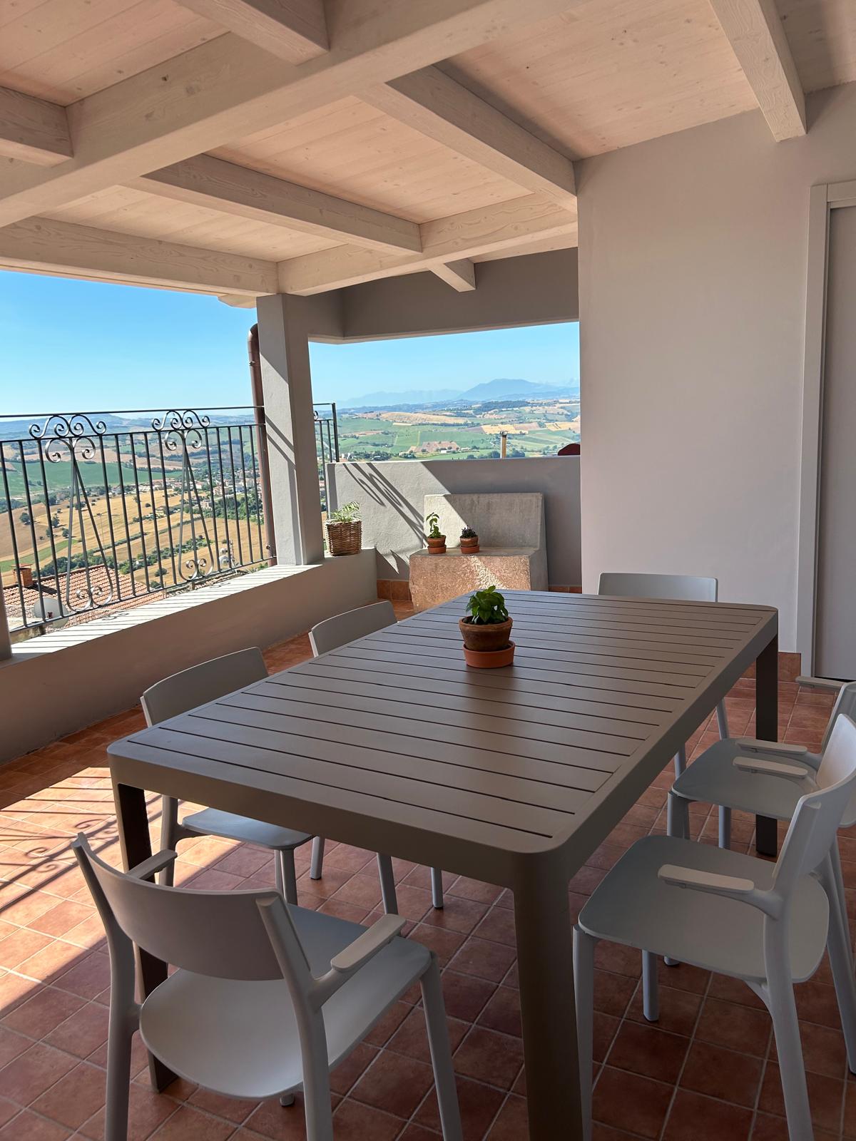 Terrazza con tavolo e vista panoramica
