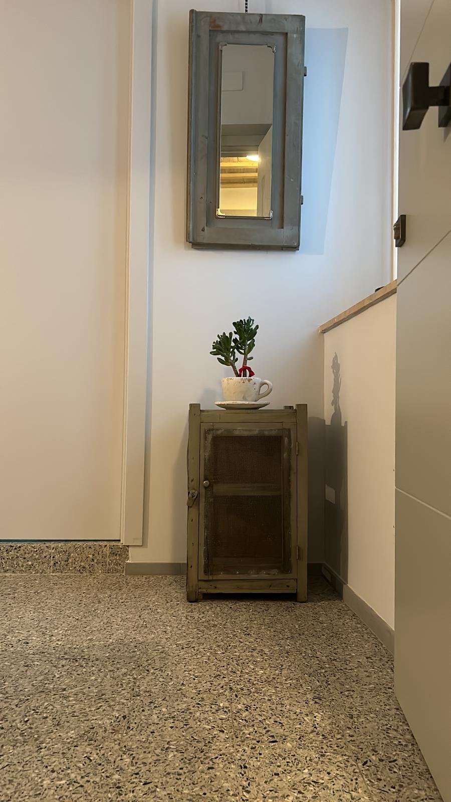 Angolo con mobiletto vintage e specchio
